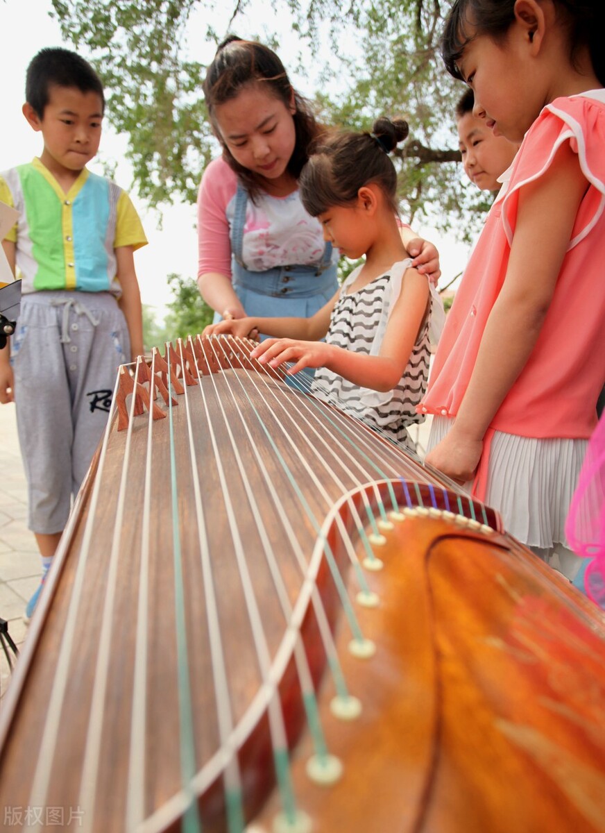 What is the difference between guqin and guzheng?Through these five