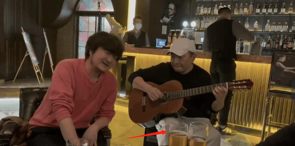 Original Wang Dazhi is suspected of being drunk while singing in a bar ...