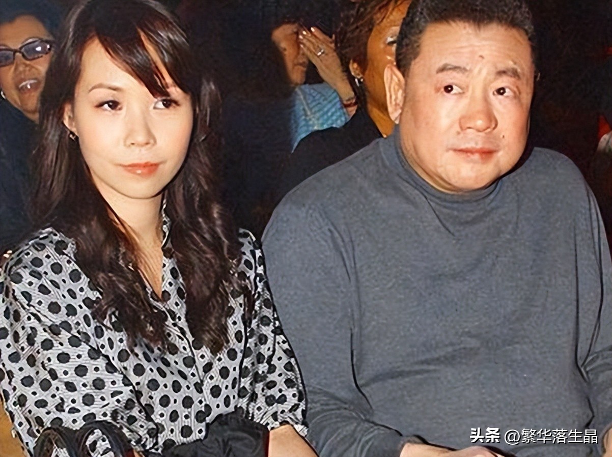 Lu Lijun and Liu Xiuying took a rare group photo, wearing a black dress ...