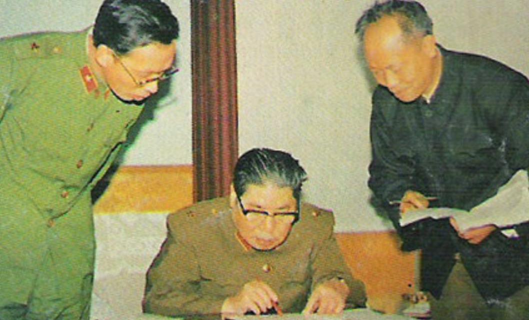 In 1983, Yang Yong passed away in Beijing. At the funeral meeting, Yang ...