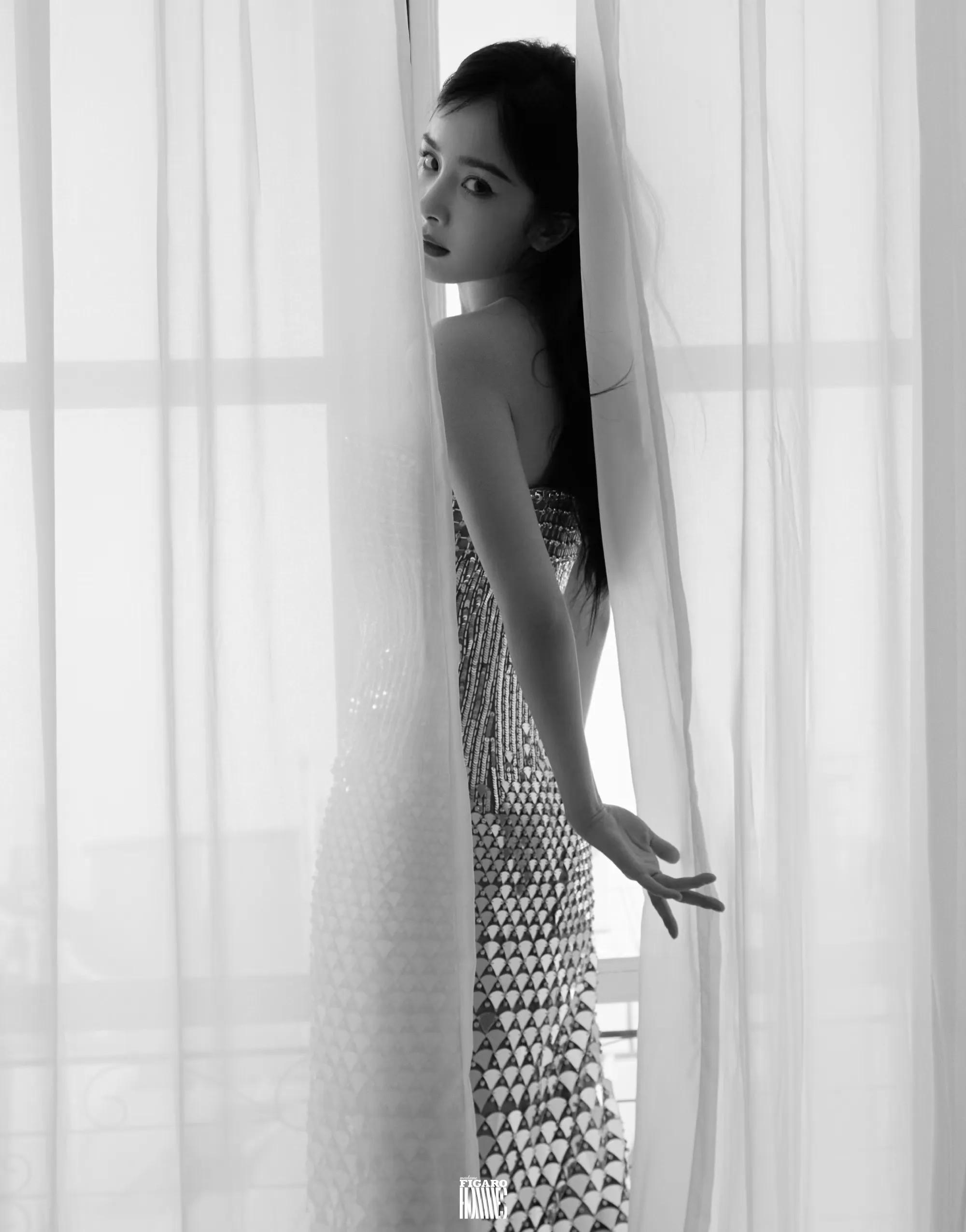 Yang Mi's beautiful figure is so hot that it's too hot iNEWS