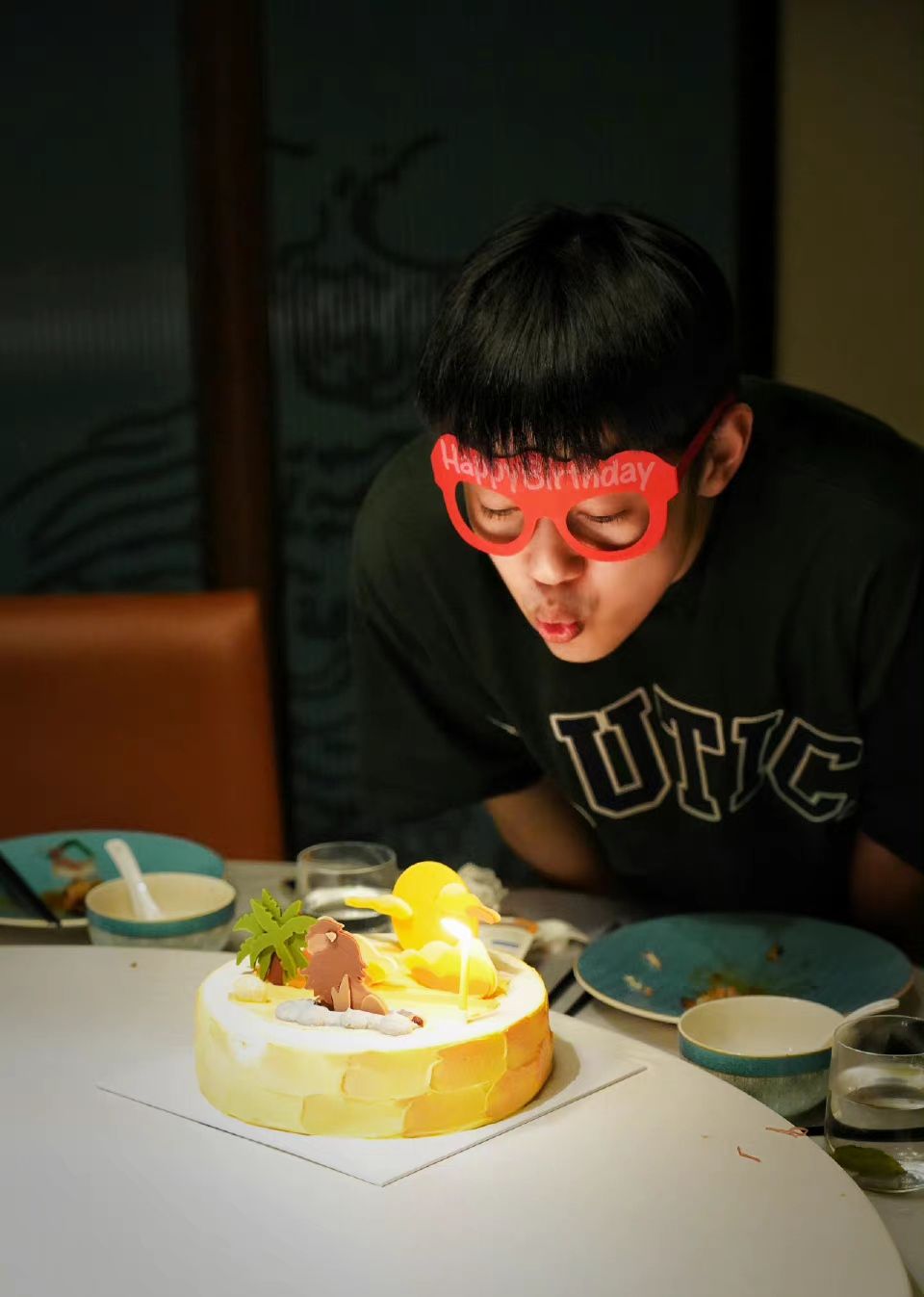 Hong Jiantao posted a birthday photo. In the group photo, Li Xian ...