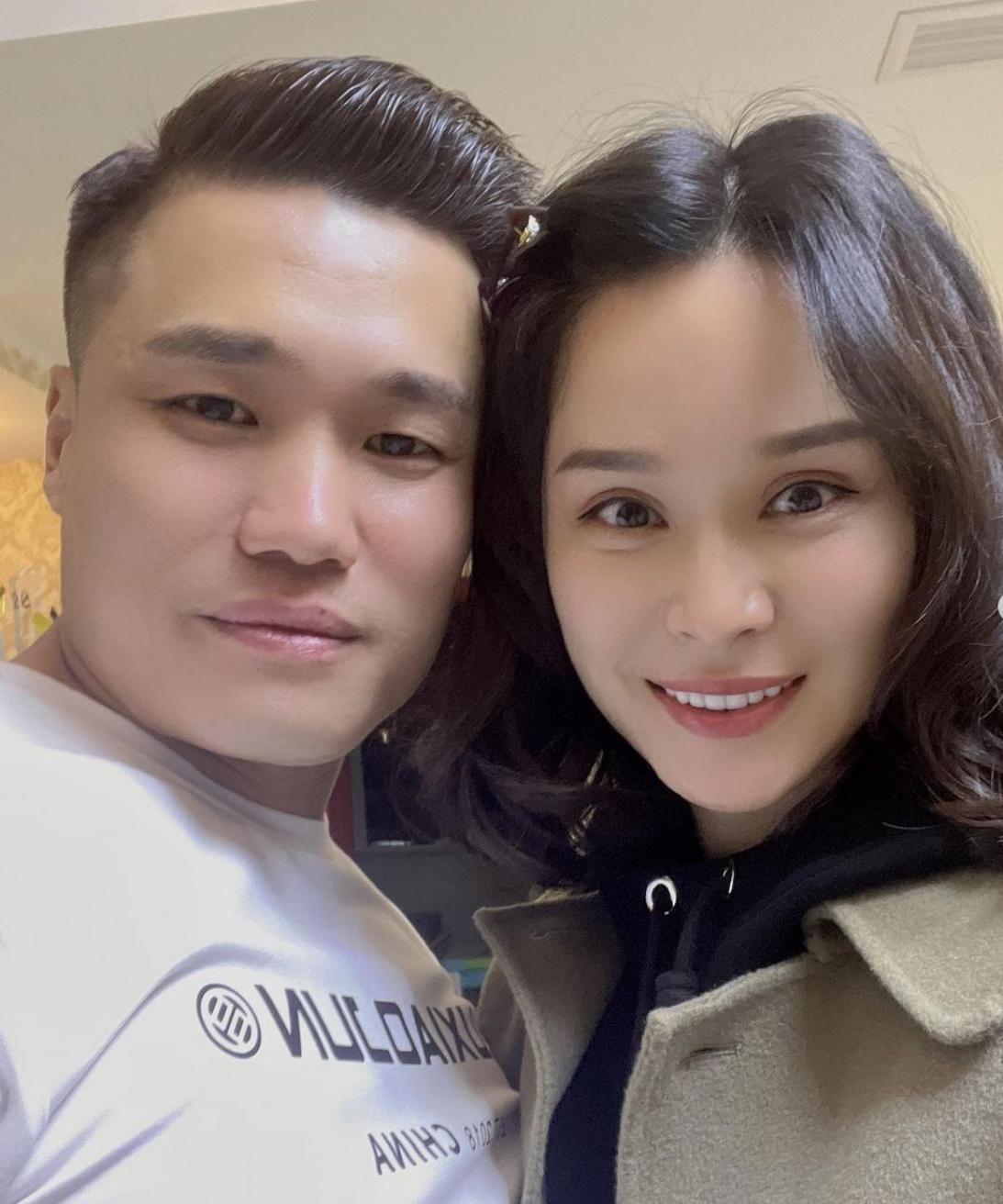 Olympic champion Lv Xiaojun posted a family portrait of four on ...