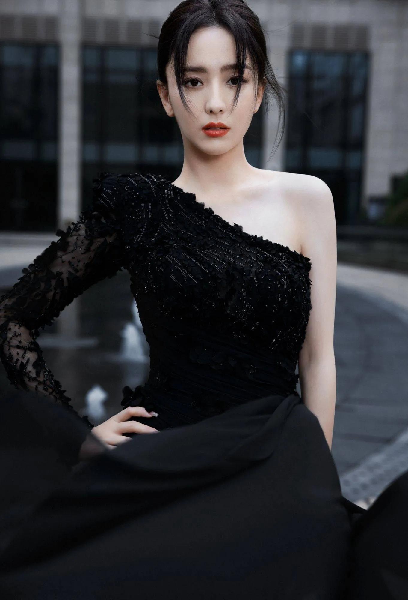 Tong Liya's black sloping shoulder dress - iNEWS