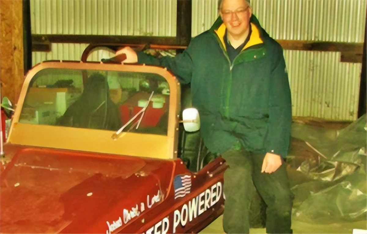 Documentary He invented the "waterboiling car", claiming that 83