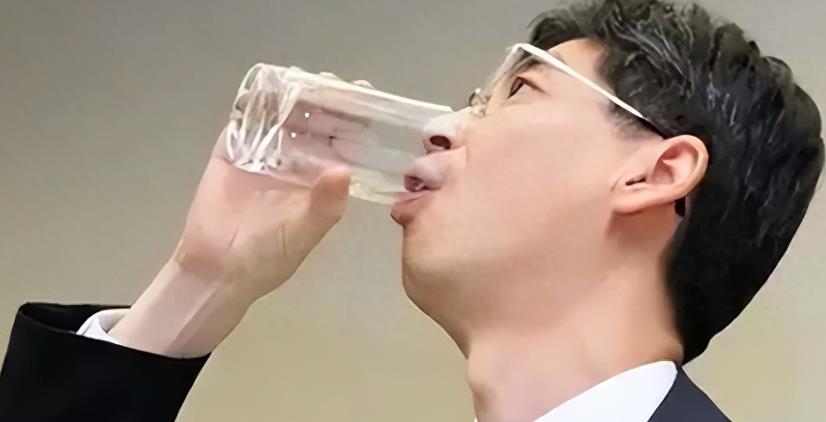 12 years ago, he drank the treated nuclear wastewater in one gulp. Now ...