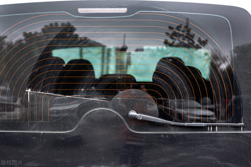 90 of people have overlooked that the "horizontal line" on the rear