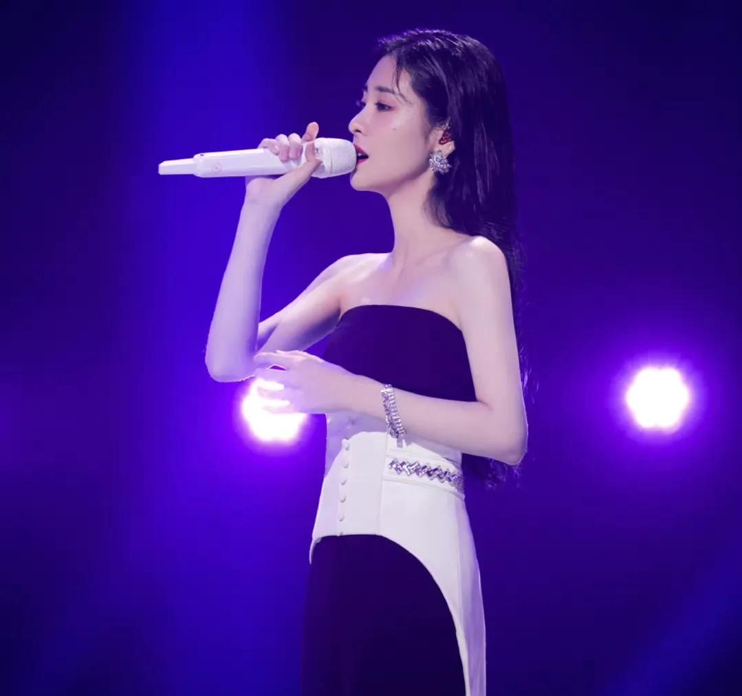 Zhang Bichen took a selfie, how was she doing after giving birth to a