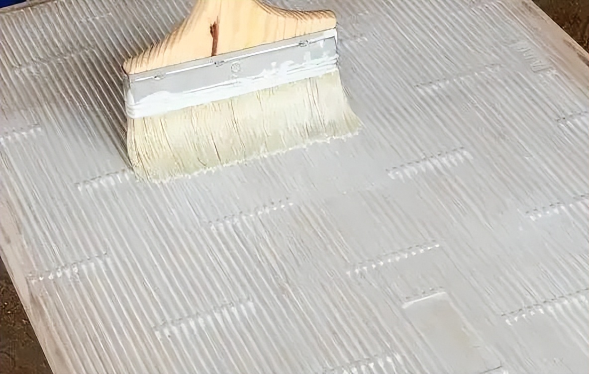 Can tile back glue be brushed directly on the wall? iNEWS