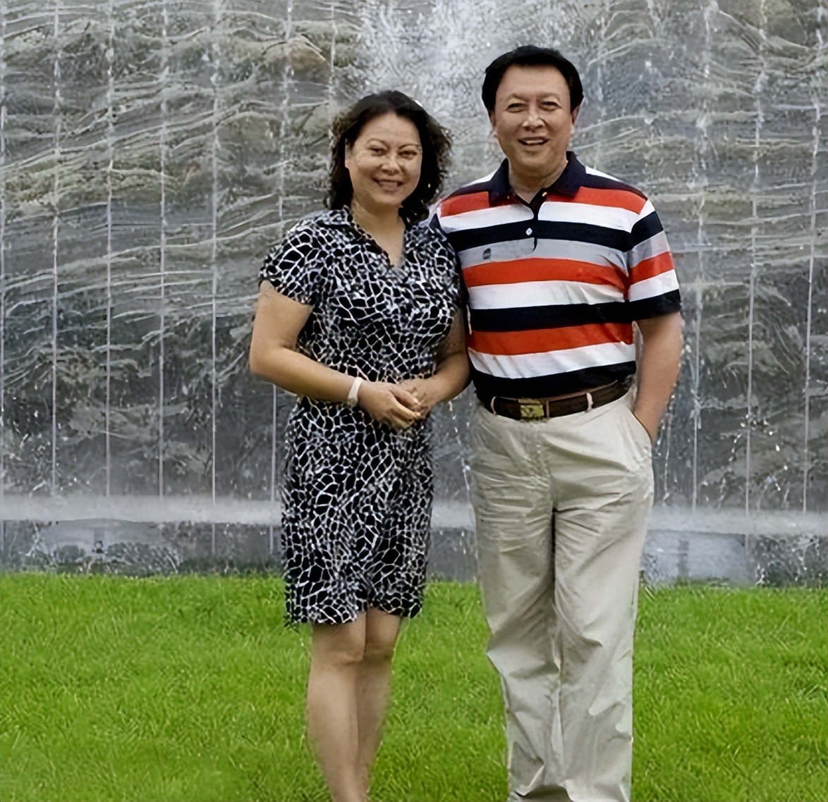 Tang Guoqiang rarely poses with his wife in the flowers, dressed very ...