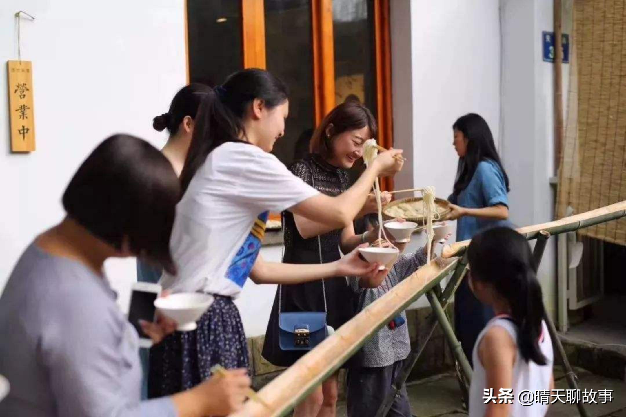 The legendary "flowing water some noodles" in Japan, a lump of noodles