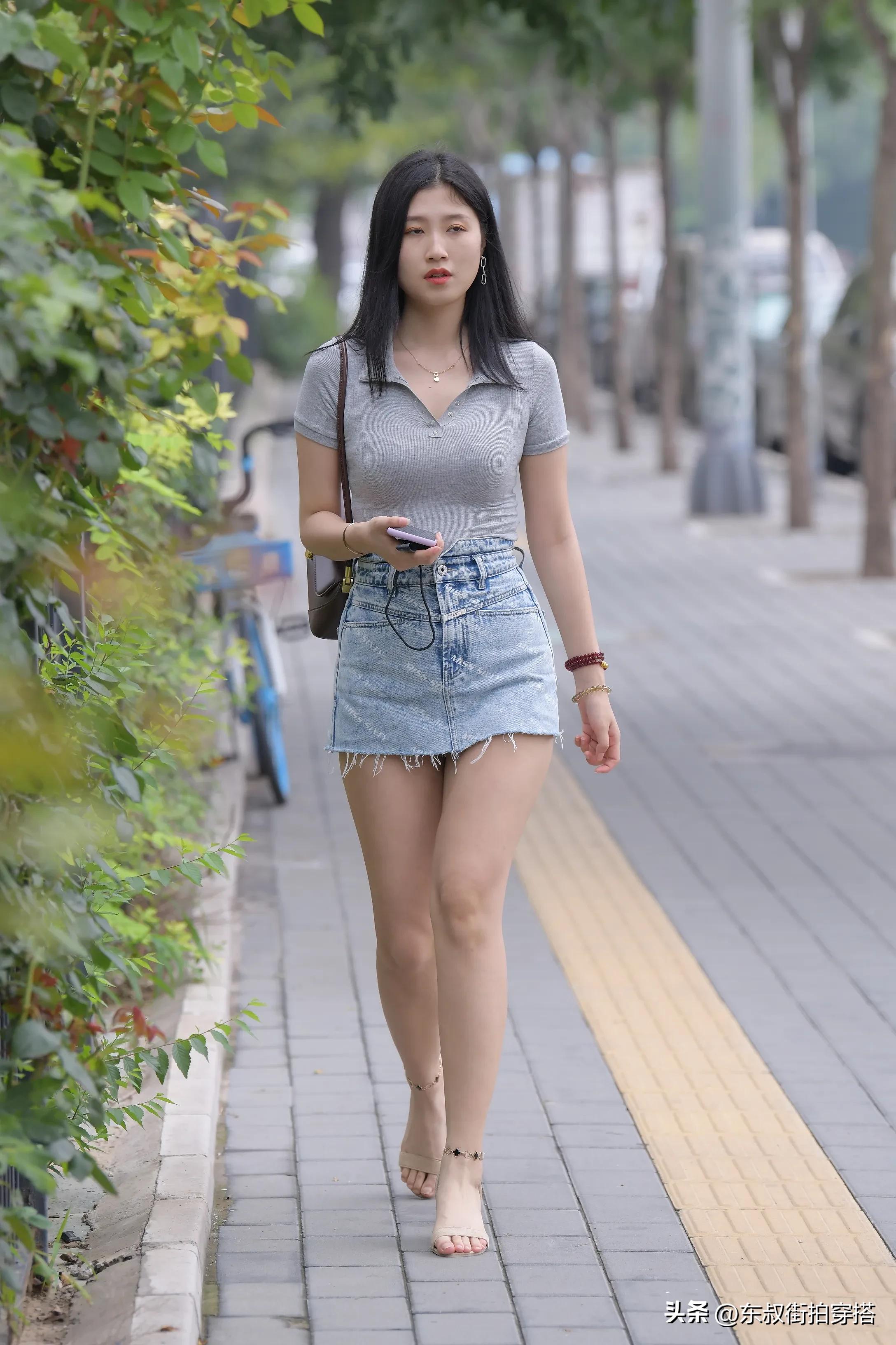 Street photo of the beauty in denim bag hip skirt, with a gray T-shirt ...