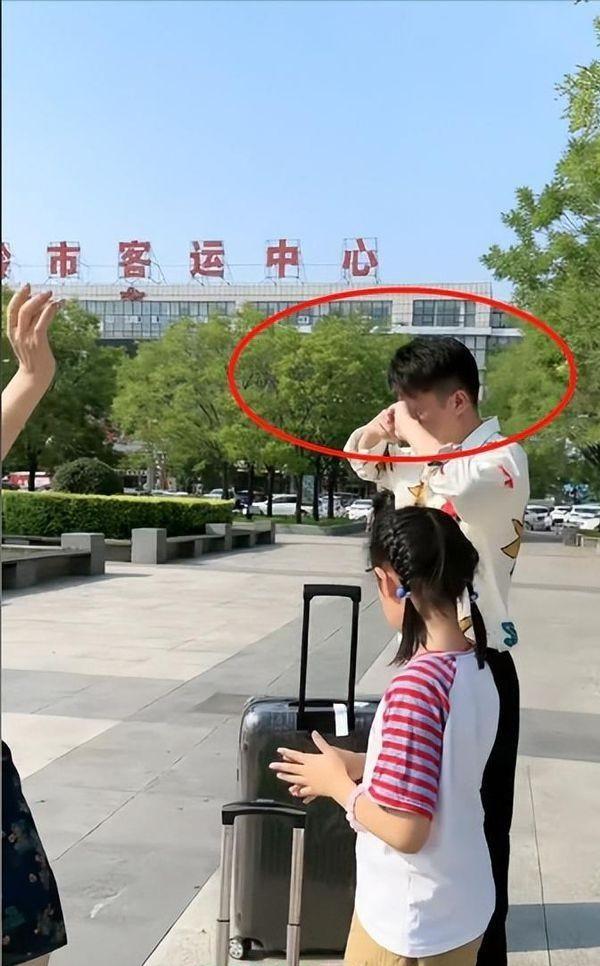 CCTV host Yang Fan broke down in tears, was inseparable from the young