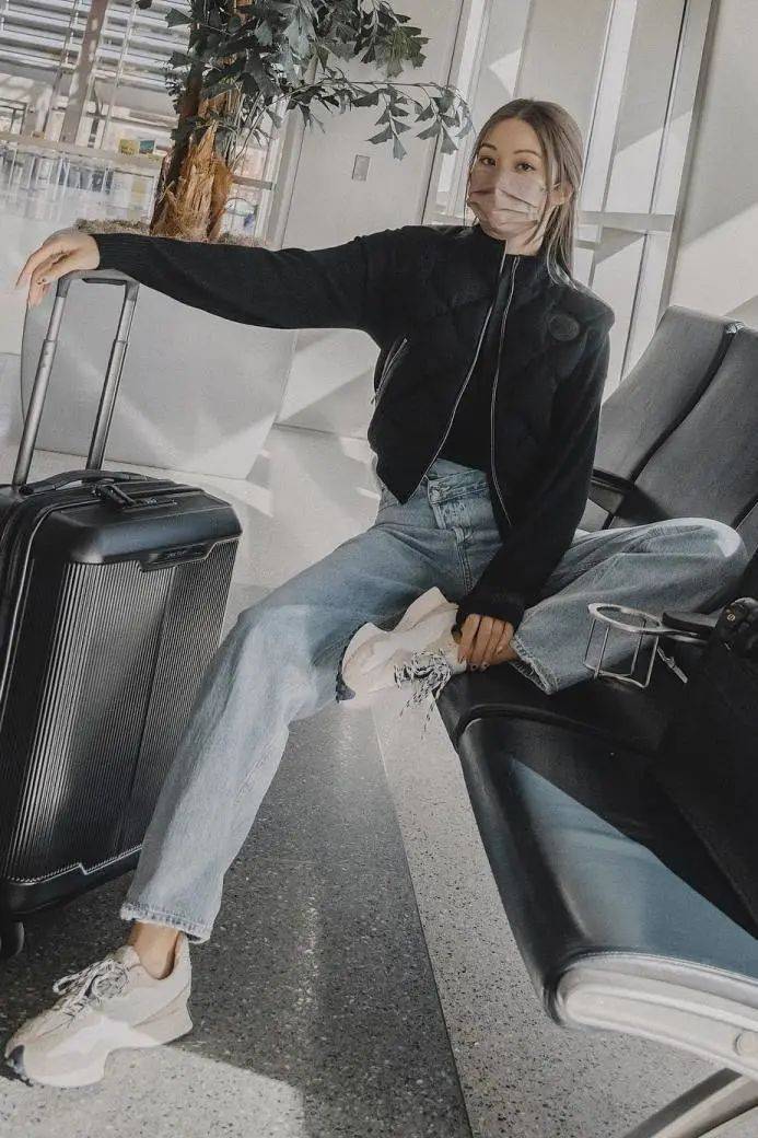 Unexpectedly, this year "cropped pants + sneakers" became popular again! Fashionable and thin