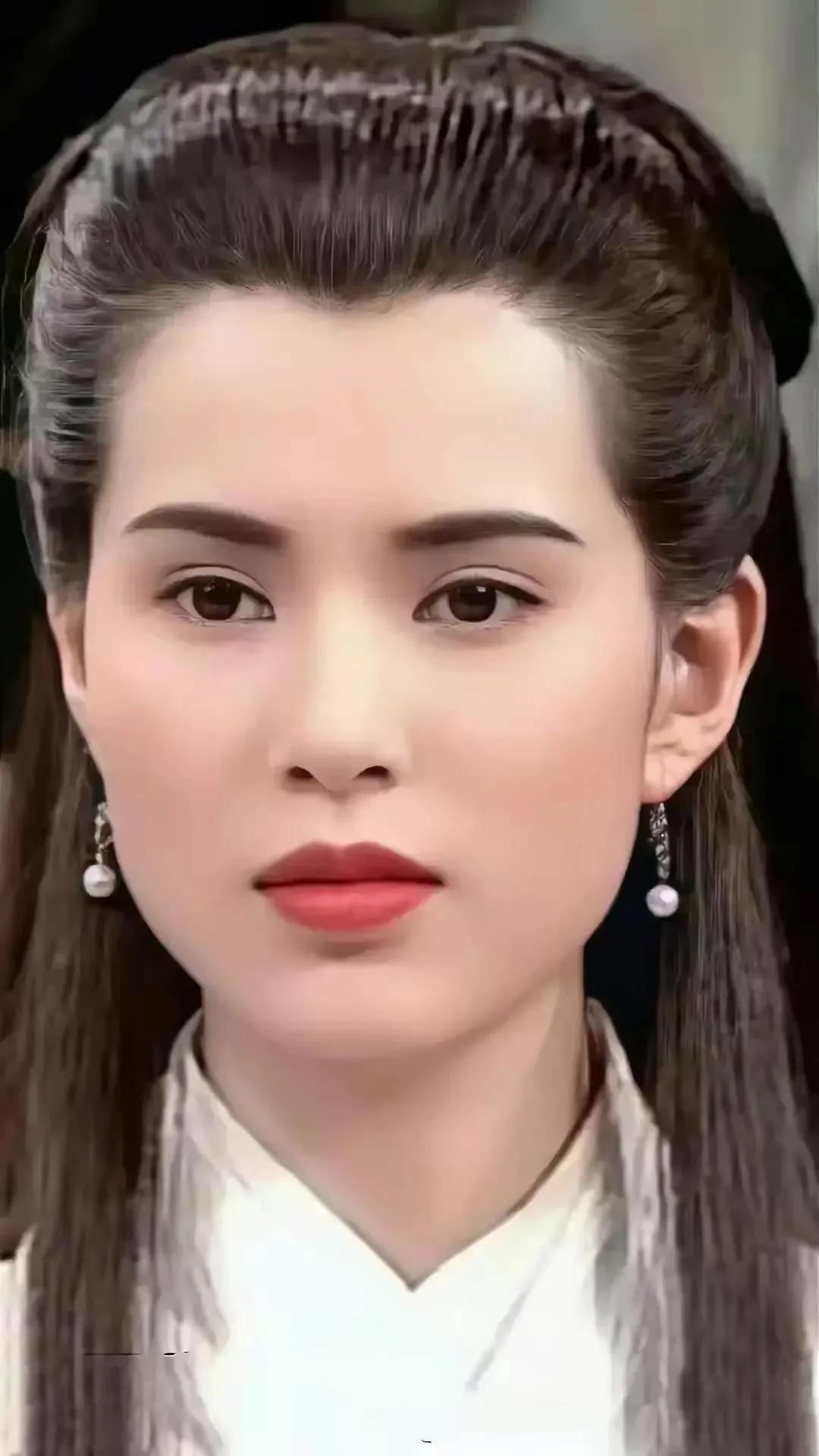 Hong Kong actress Li Ruotong wears ancient costumes - iNEWS