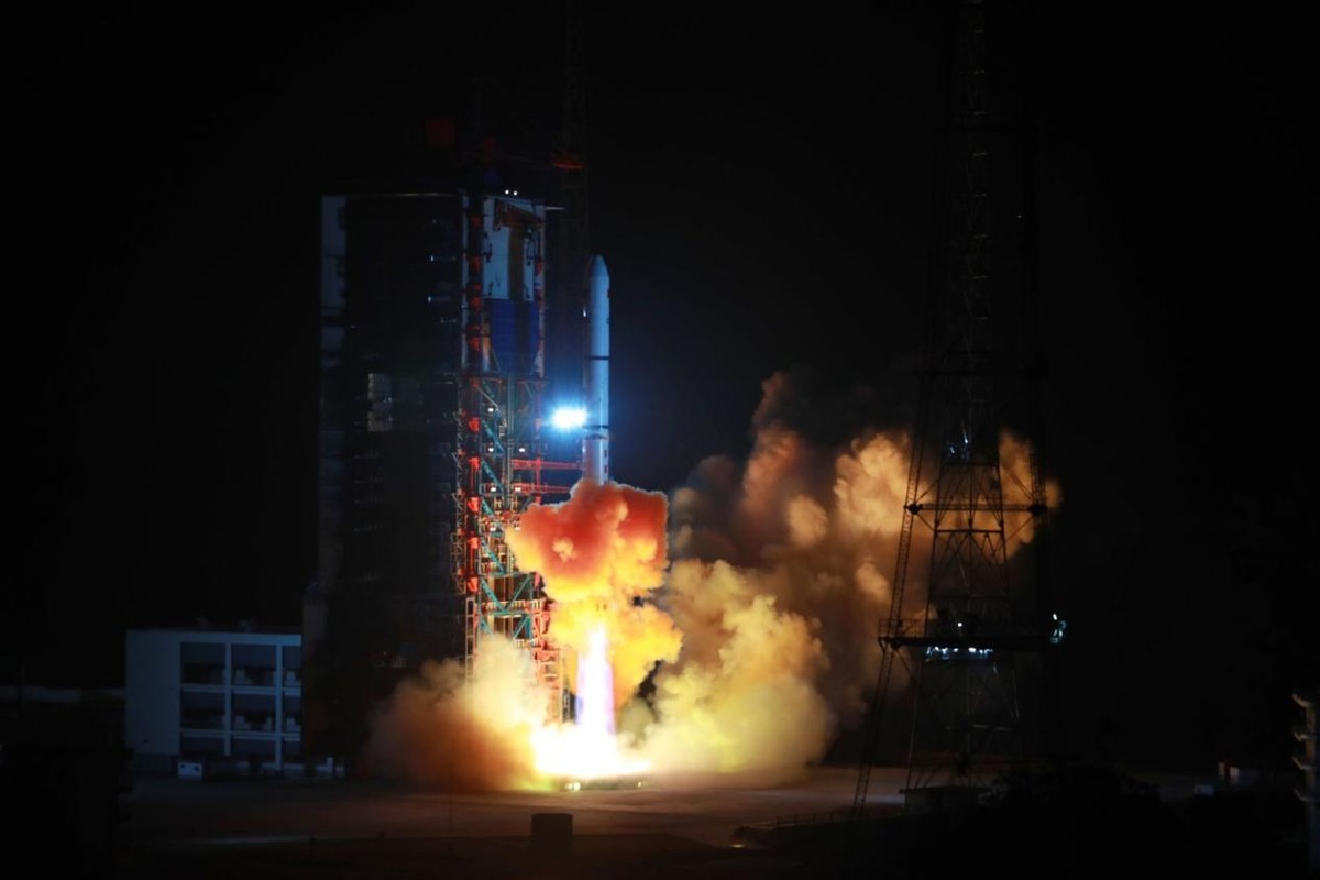 Rushing Rockets After rushing out of the earth, the Chinese rocket suffered an accident ...