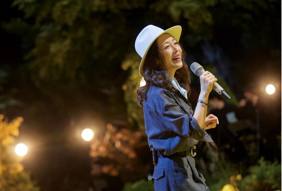 她是内地首位将唱跳的女歌手，被誉为“歌舞天后”，曾被劝去酒吧 - 资讯咖