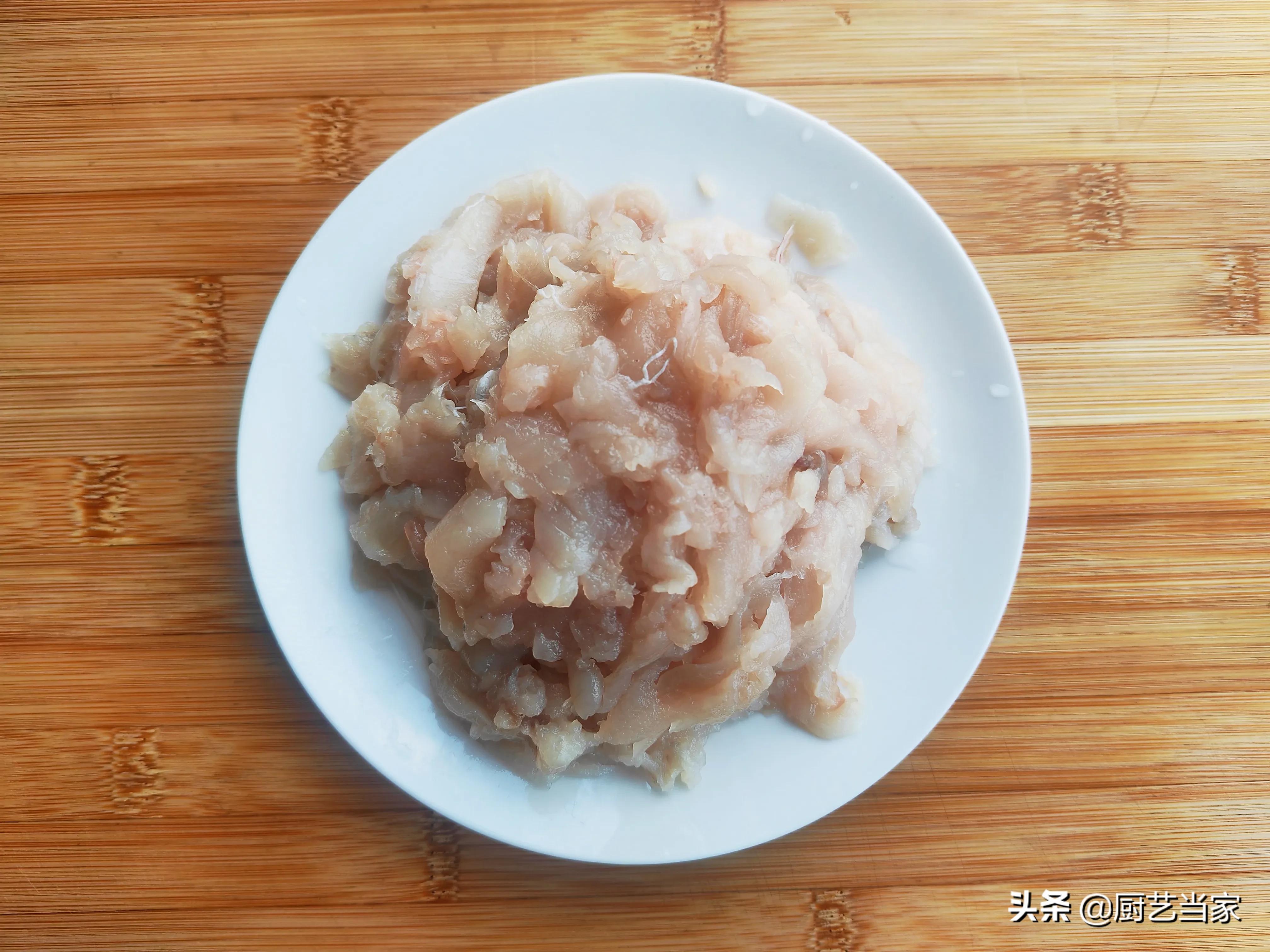 The mackerel balls boiled in this way are tender and deliciousfrom a