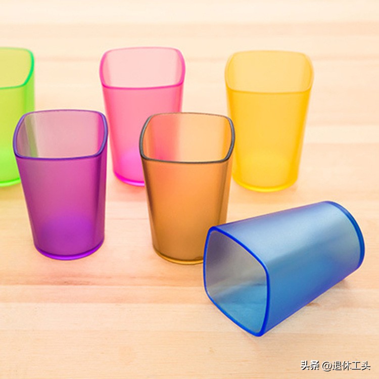 Can plastic cups hold hot water?Will it be harmful to health?I suggest