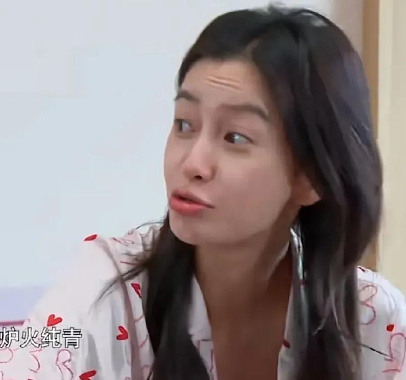 Slapping the baby with a face, the skin is smooth and delicate like a