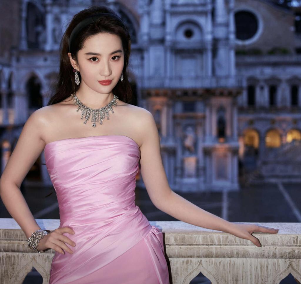 Liu Yifei's Fairy Outfits Are Hotly Discussed, Her Perfect Side Profile 