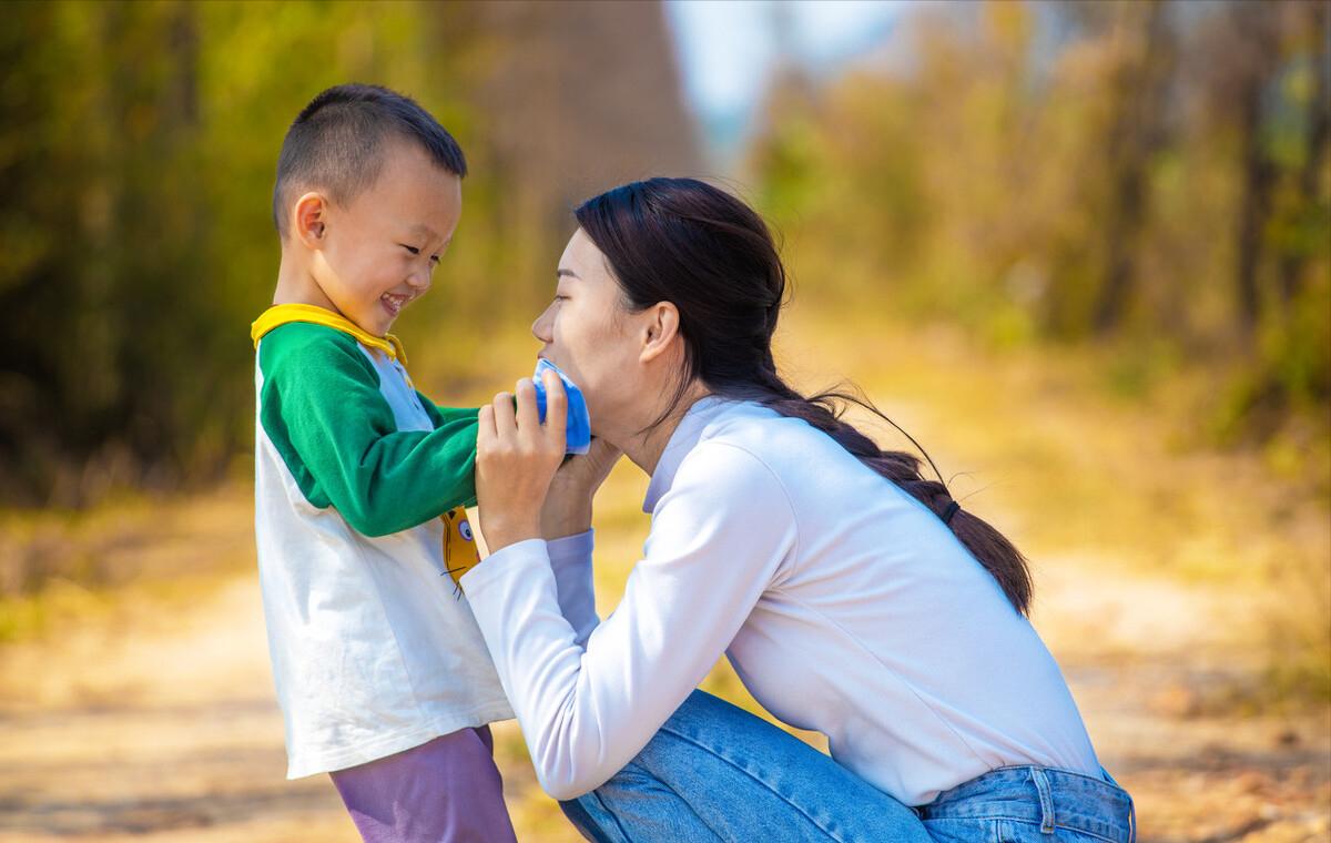 The baby always likes to stick to the mother, because the "hardship