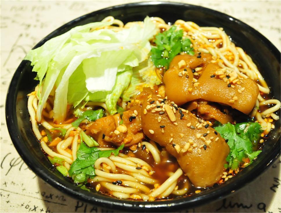 Teach you the pork feet noodles with excellent color, fragrance
