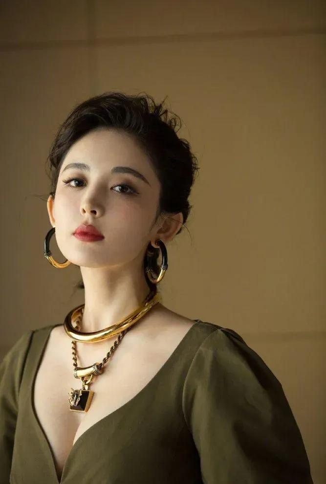 Xinjiang Goddess Guli Nazha, Sister Yu Has Sultry Legs - Imedia