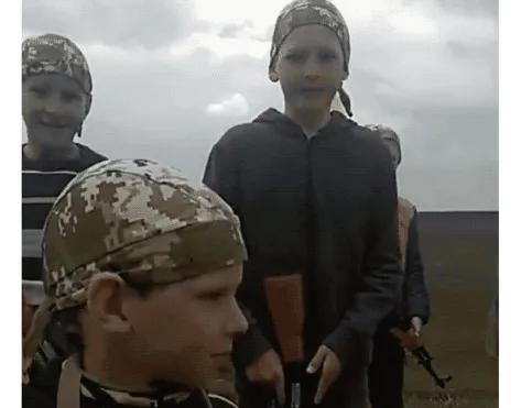 扛著AK-47巡邏的「兒童團」，在烏克蘭出現了