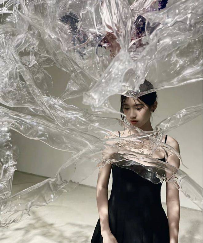 Feng Xiaogang adopted daughter’s 17th birthday photos exposed! The buck
