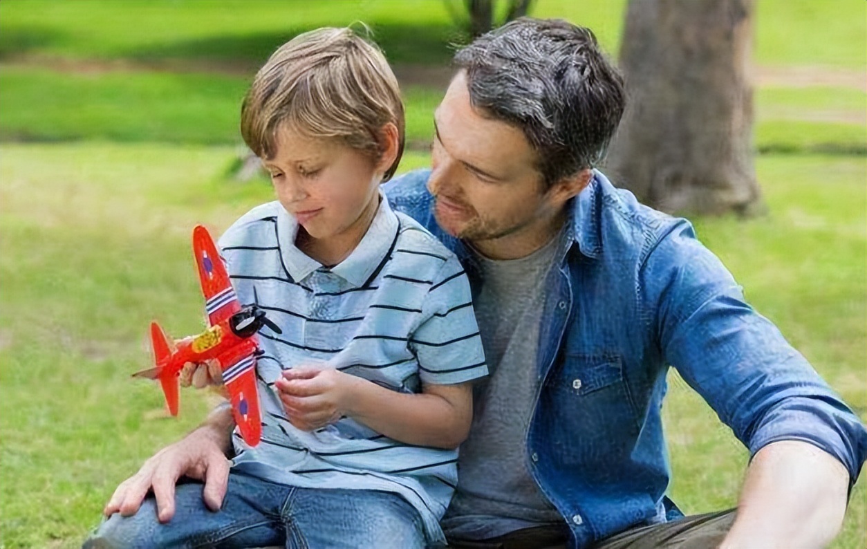 3 types of fathers with babies will make the children feel happy and