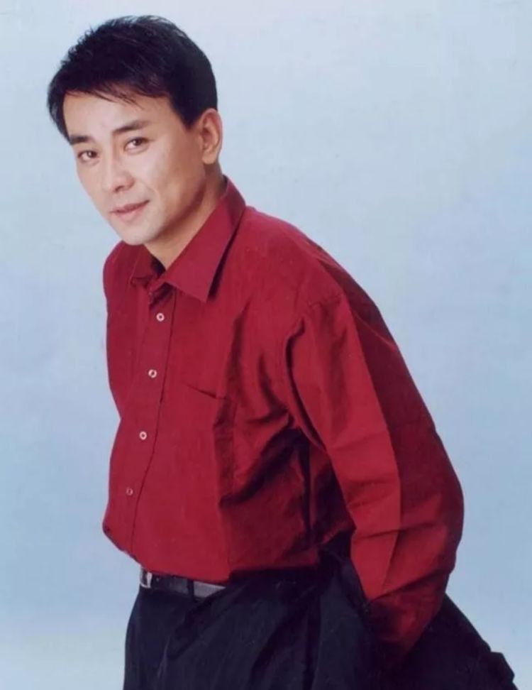He was recognized by Qiong Yao as soon as he graduated, famous as a ...