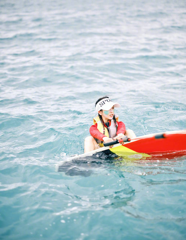 Tong Liya surfing with long legs is eyecatching and double ponytail