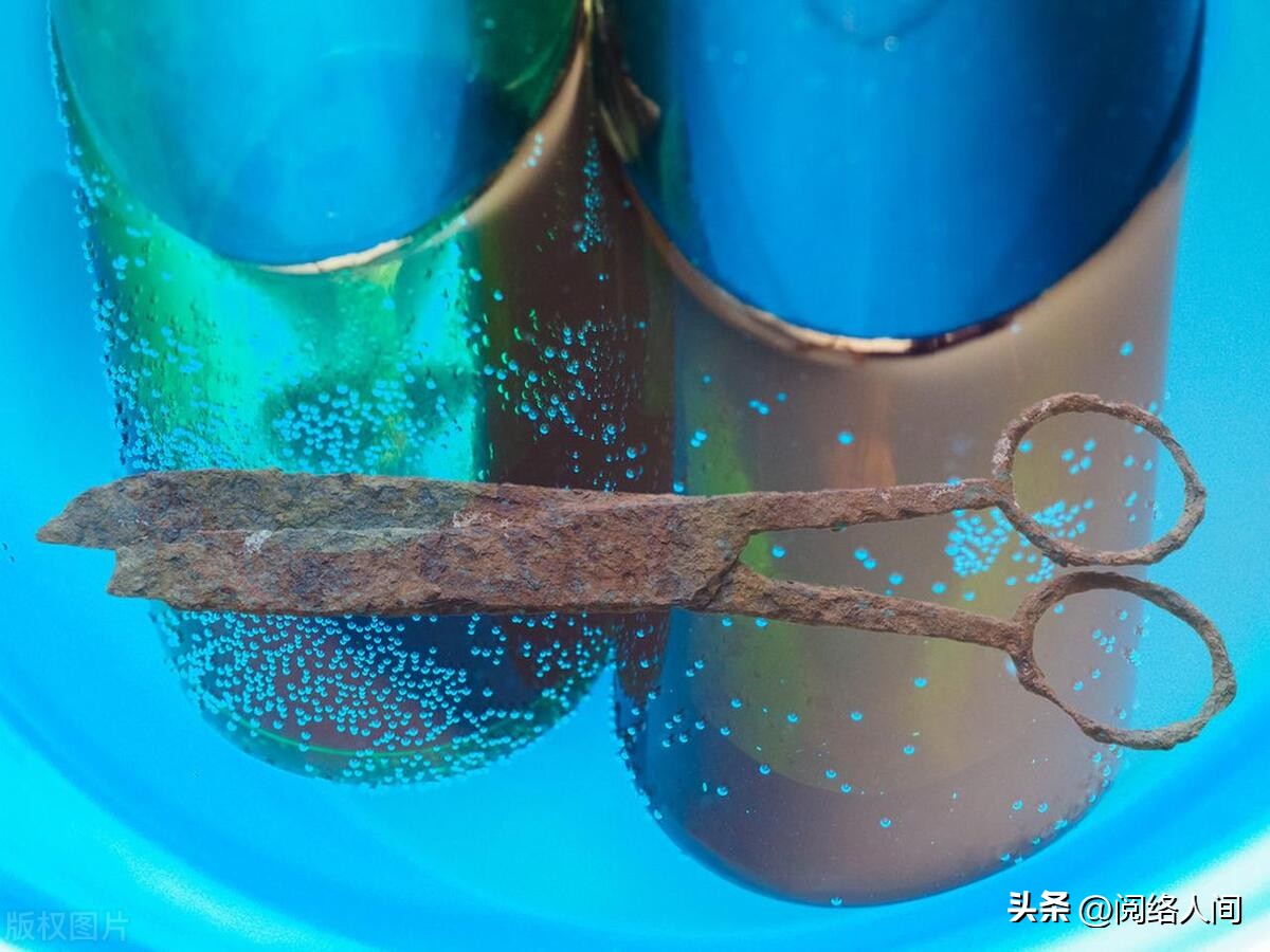 Underwater archeology: the role of marine microorganisms in the ...