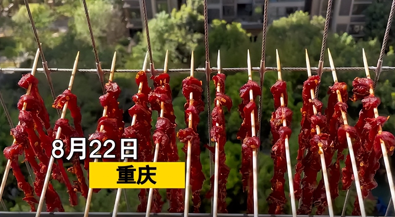 Chongqing woman sundried beef jerky in high temperature iNEWS