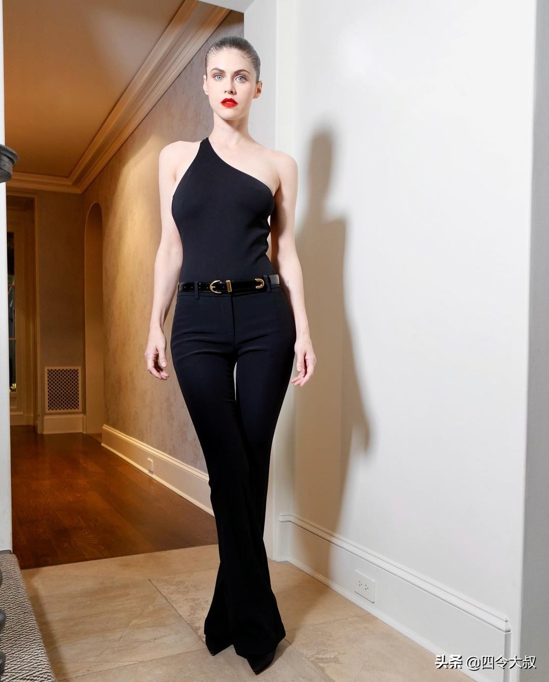 Alexandra Daddario in Alo casual wear, plump figure and charming smile -  iNEWS