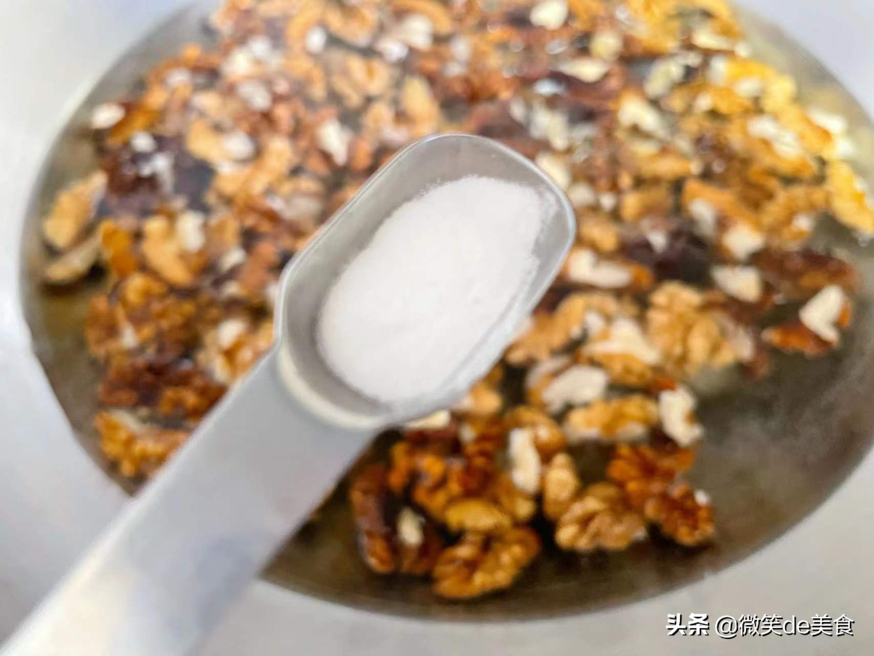 Amber walnuts that are not fried or sugarfried, golden and crispy, not