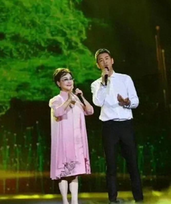 Li Gui Odhs 79-year-old Li Guyi took off his wig to reveal his true face! Gray hair ...