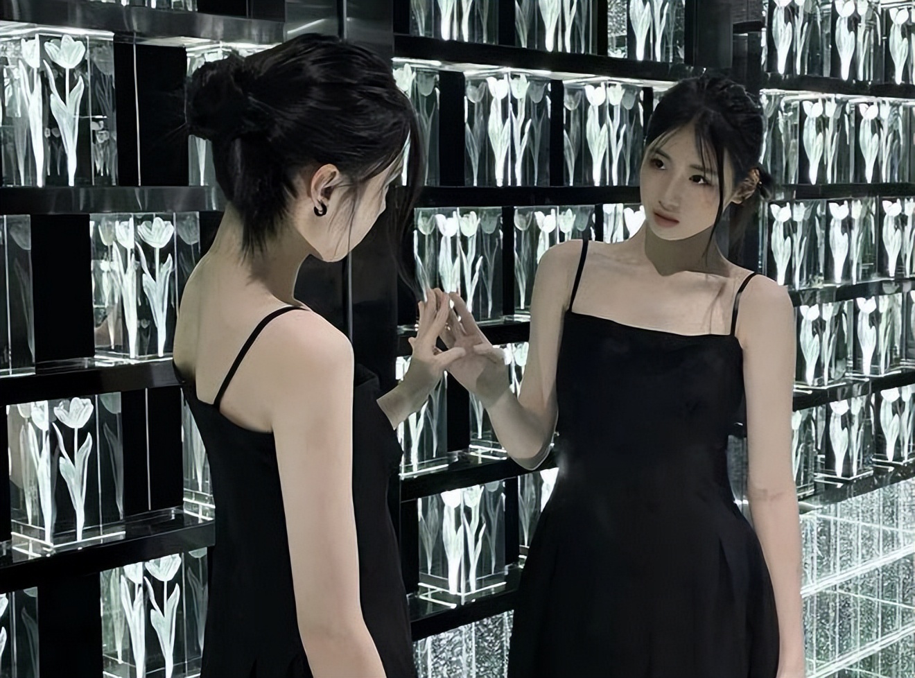 Feng Xiaogang adopted daughter’s 17th birthday photos exposed! The buck