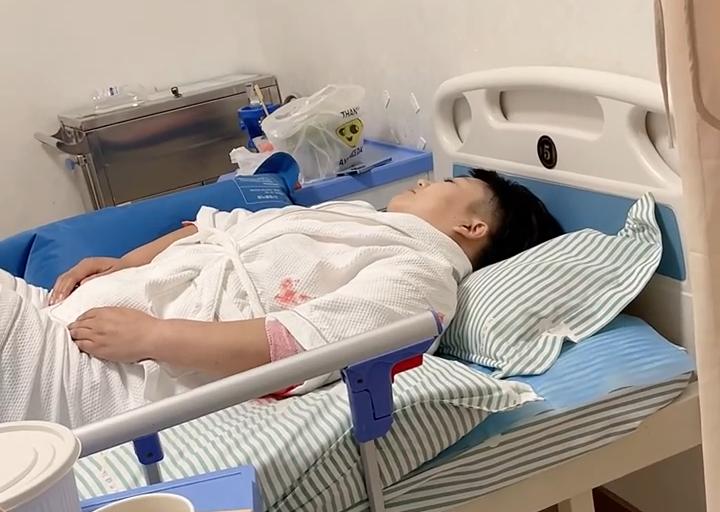 Zhao Benshan's apprentice, Fat Ya, has liposuction on her legs and arms