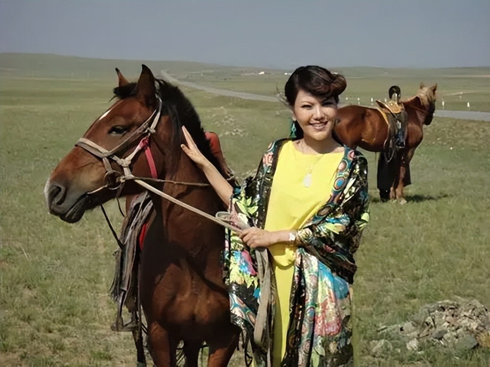 Singer Ulan Tuya, who made love by mistake - iNEWS