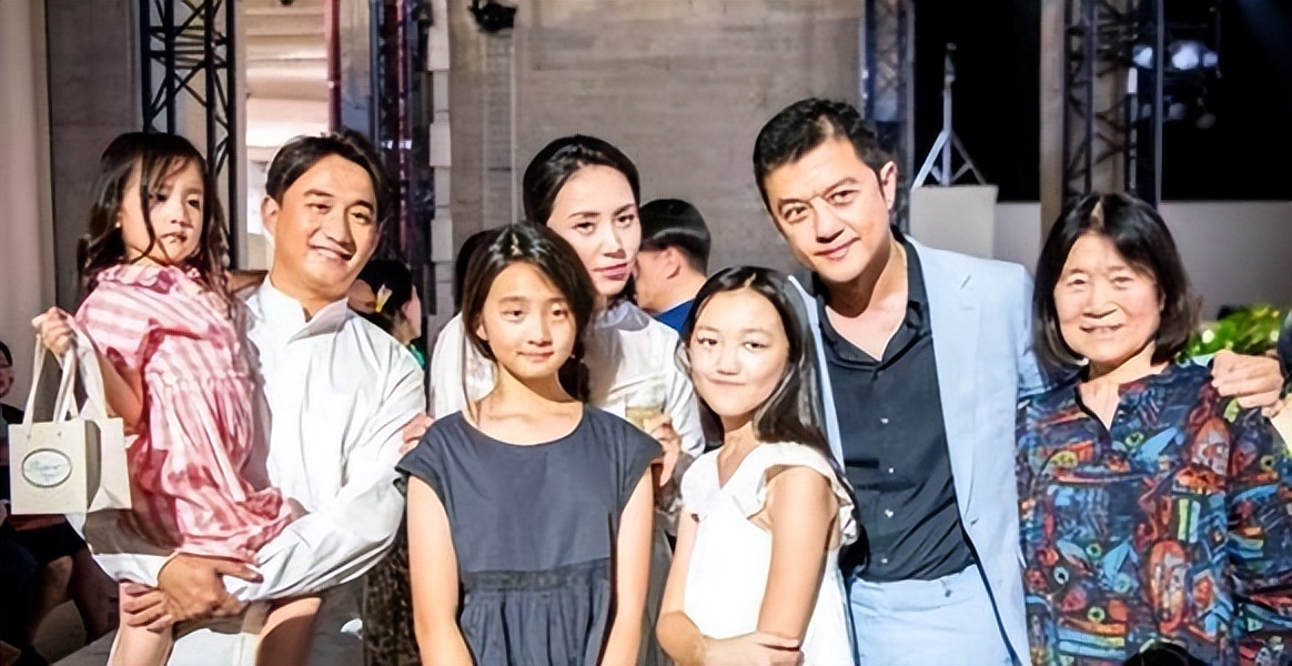 Huang Duoduo and Li Yan shared selfies on the same day. They are both ...