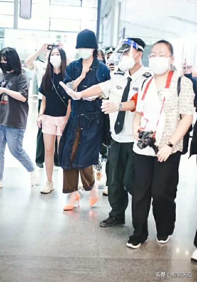 Wan Qian wears a blue hat and a mask to cover her face in a low-key way ...