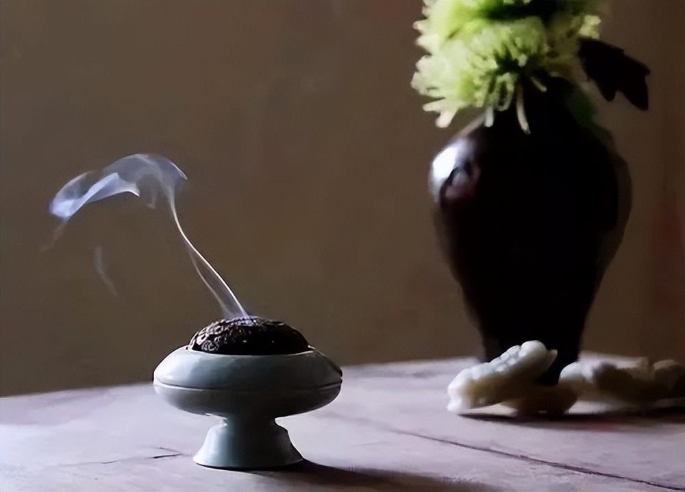 Do you know the tips for smelling agarwood incense? iNEWS