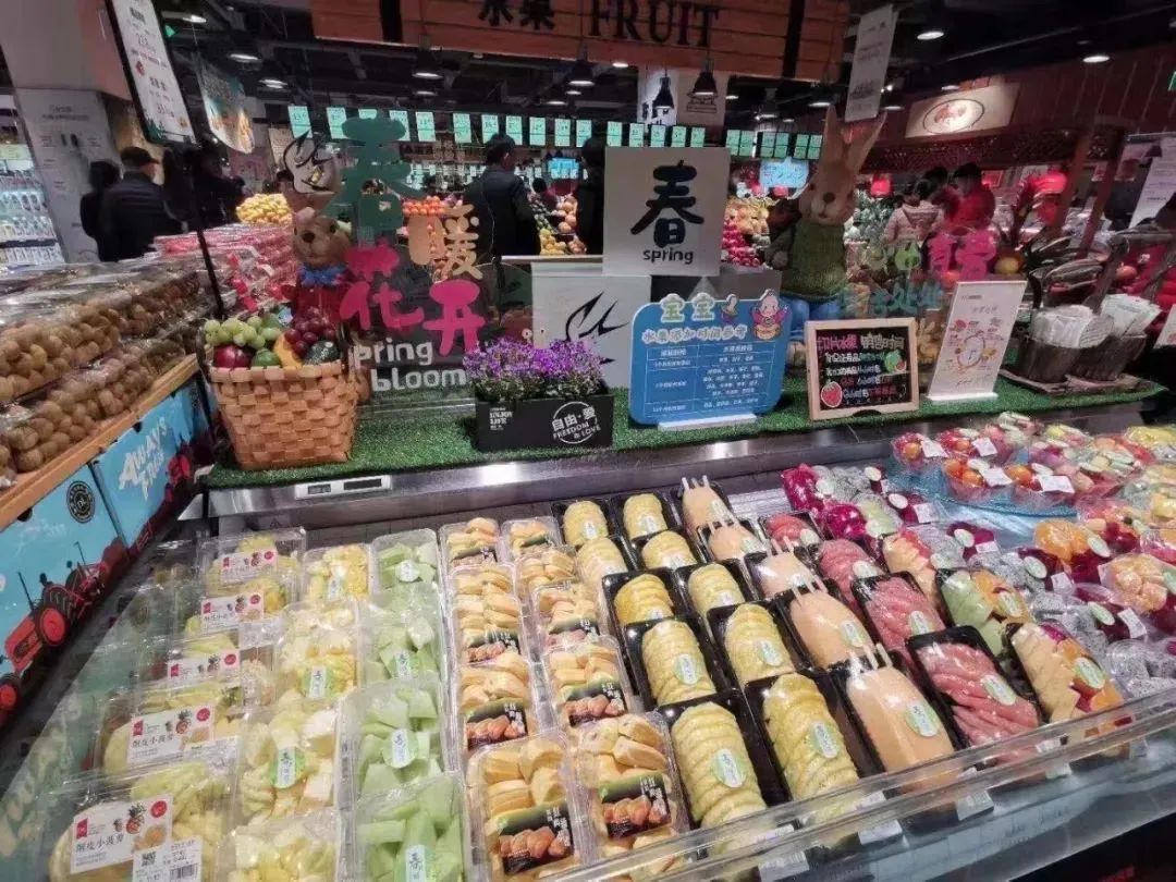 Supermarket fresh cut fruit display appreciation - iNEWS