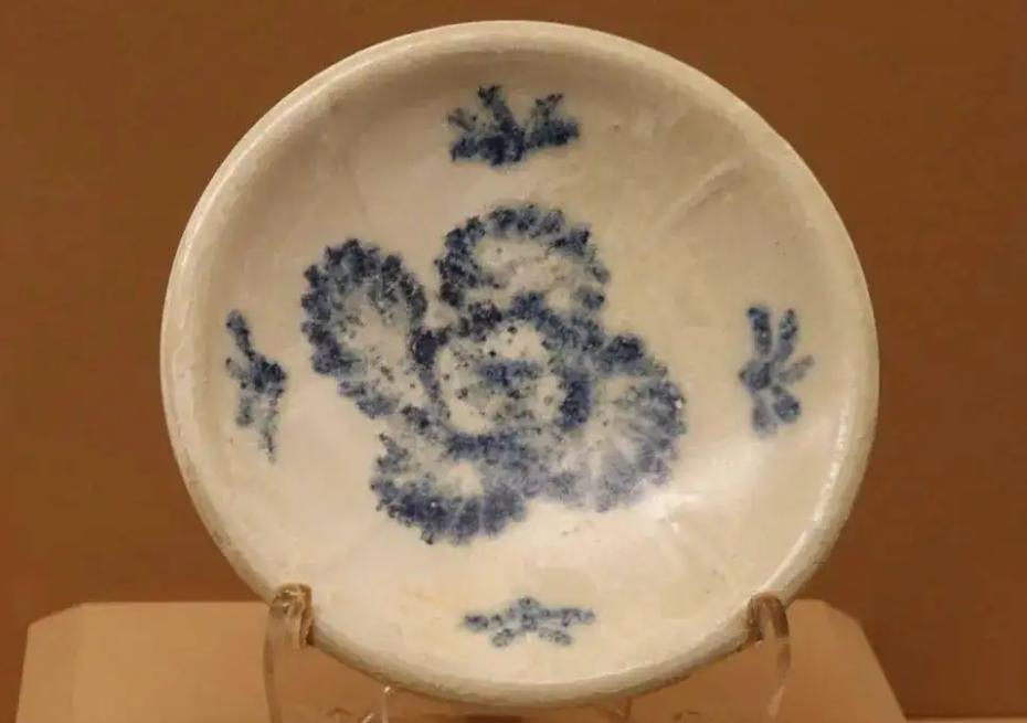 In the heyday of Tang porcelain, underglaze blue and Chinese white were