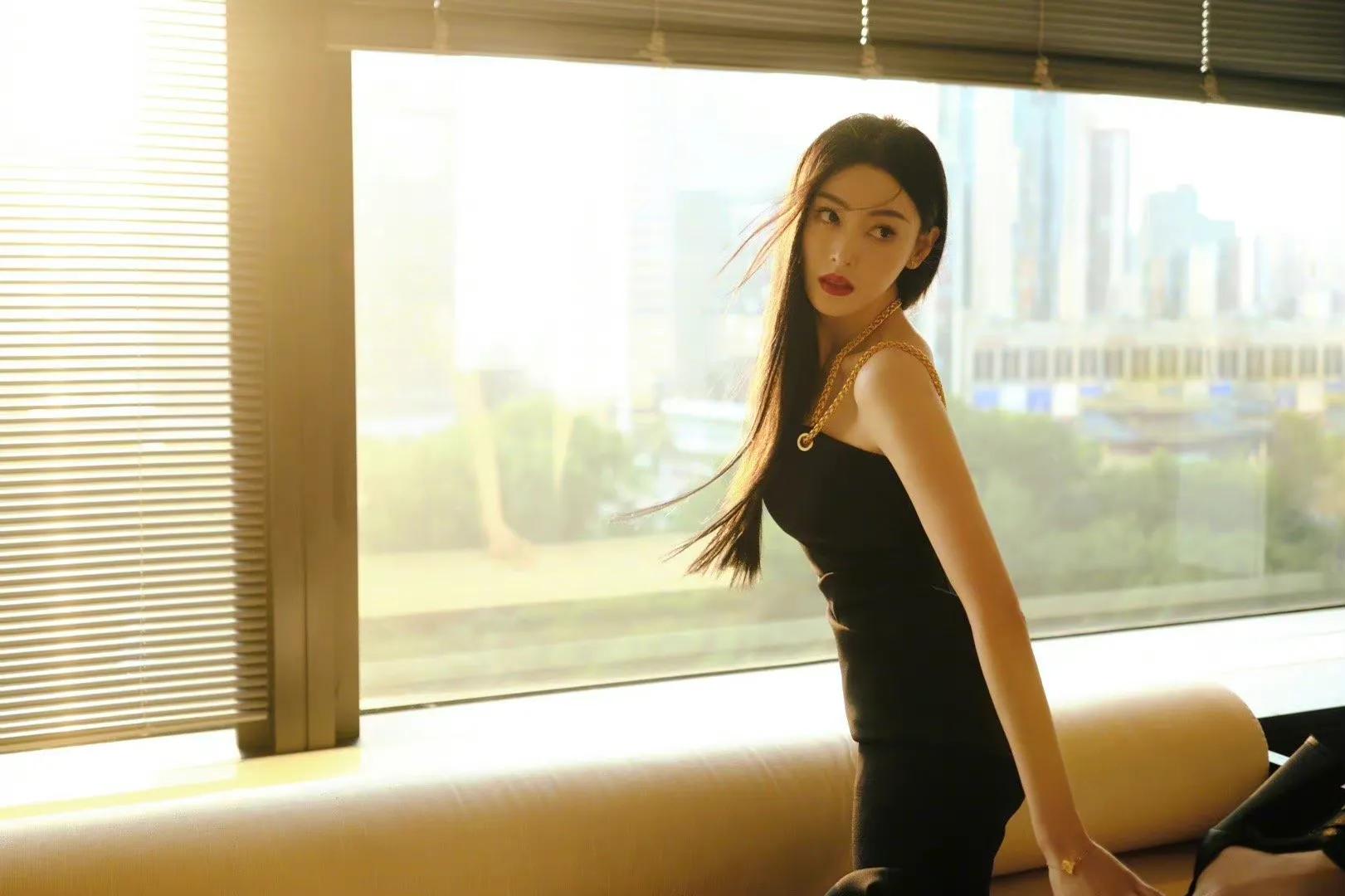 Zhang Tianai's black suspender dress is beautiful and charming, cool ...