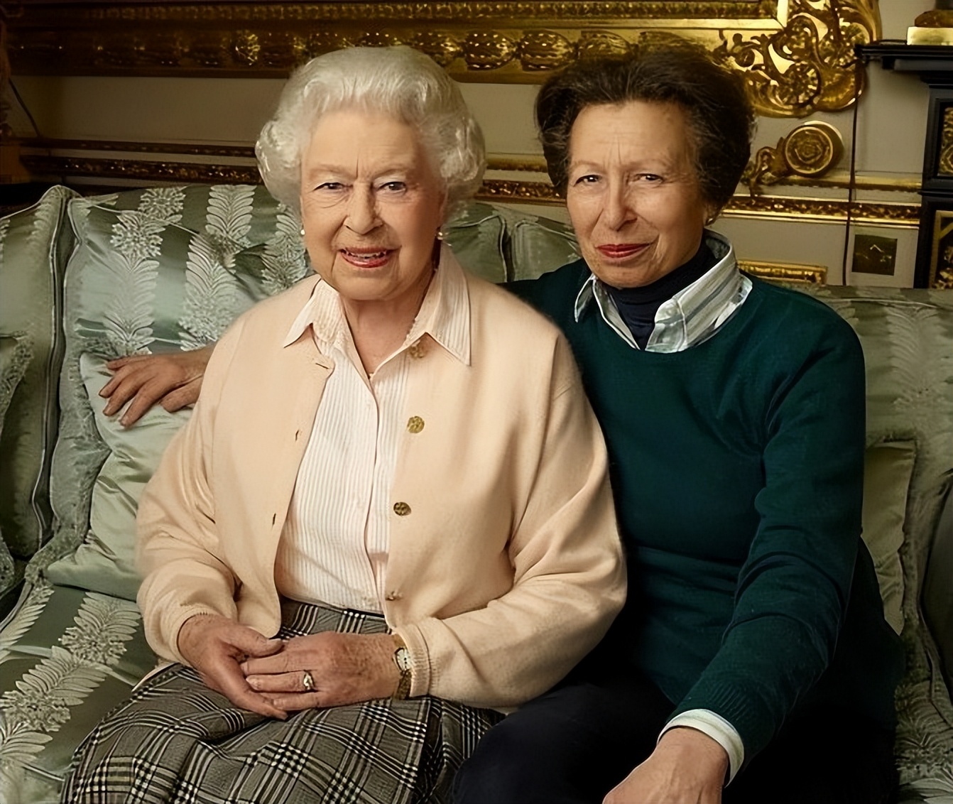 Princess Anne's curtsey: As the Queen's only daughter, she walked with her mother for the last