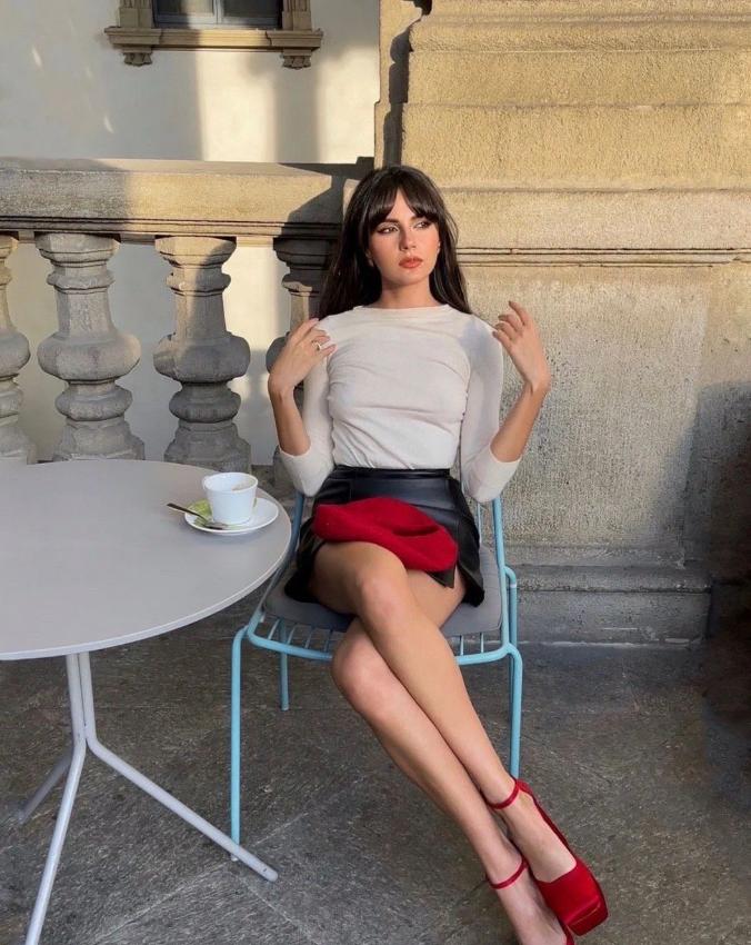 Italian blogger Paola Cossentino sexy high-end not kitsch elegant retro ...