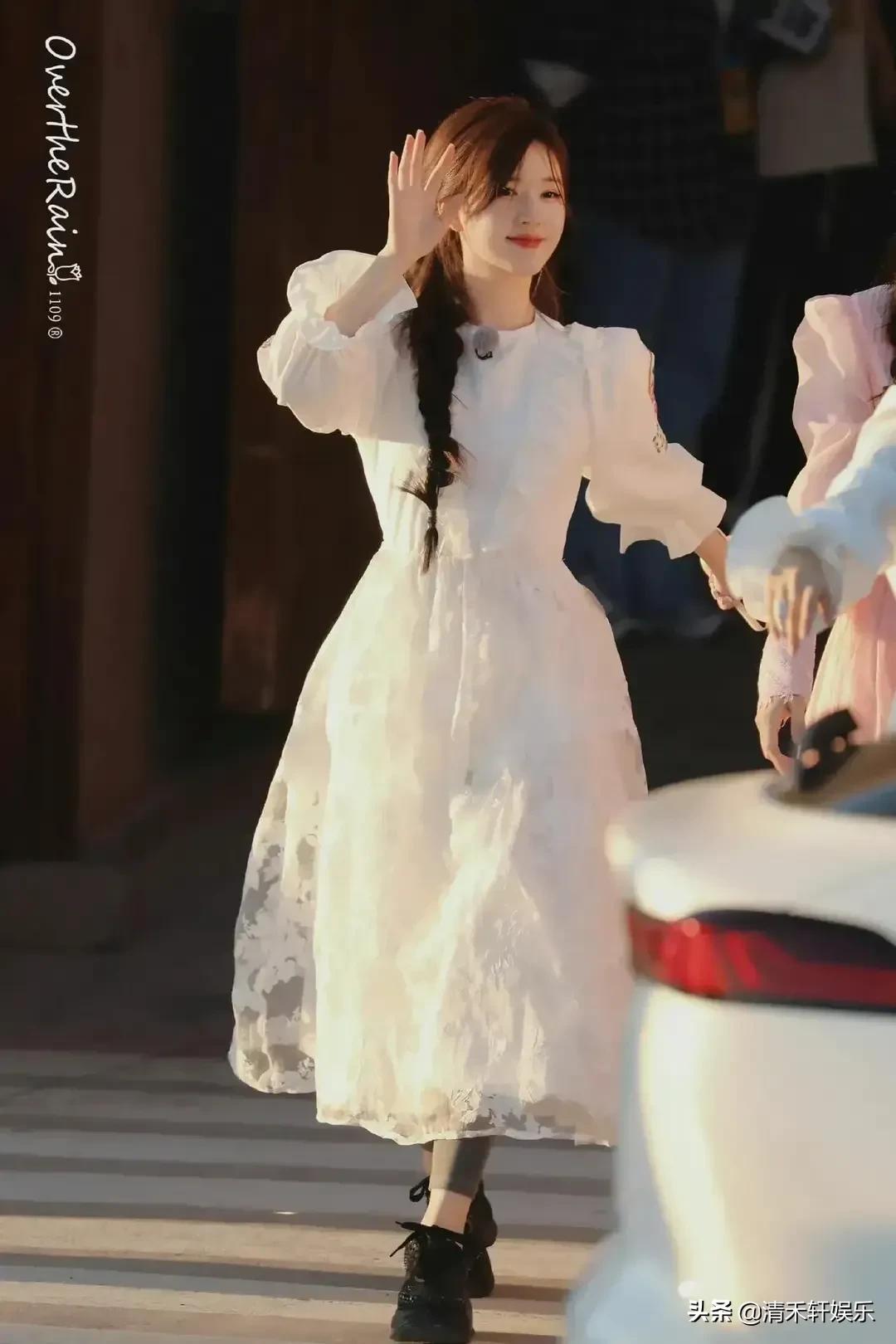 Zhao Lusi wears a long white dress and braids, which is elegant and ...
